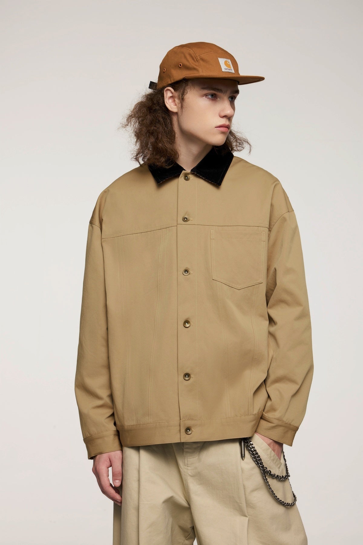 A man wear beige workwear and saggy cargo pants from OLA FAN brand