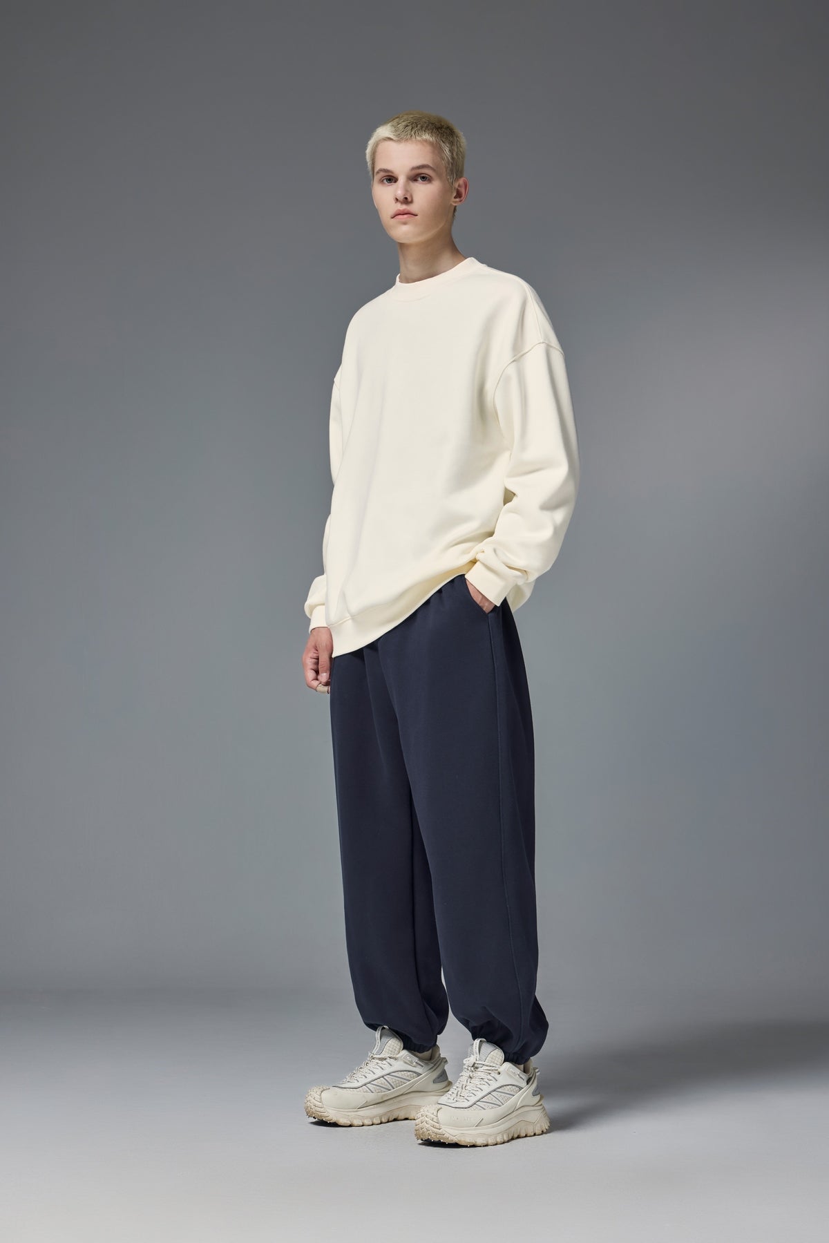 OLA FAN Soft Fleece Crewneck Sweatshirt Milk Tea White Male Full-body