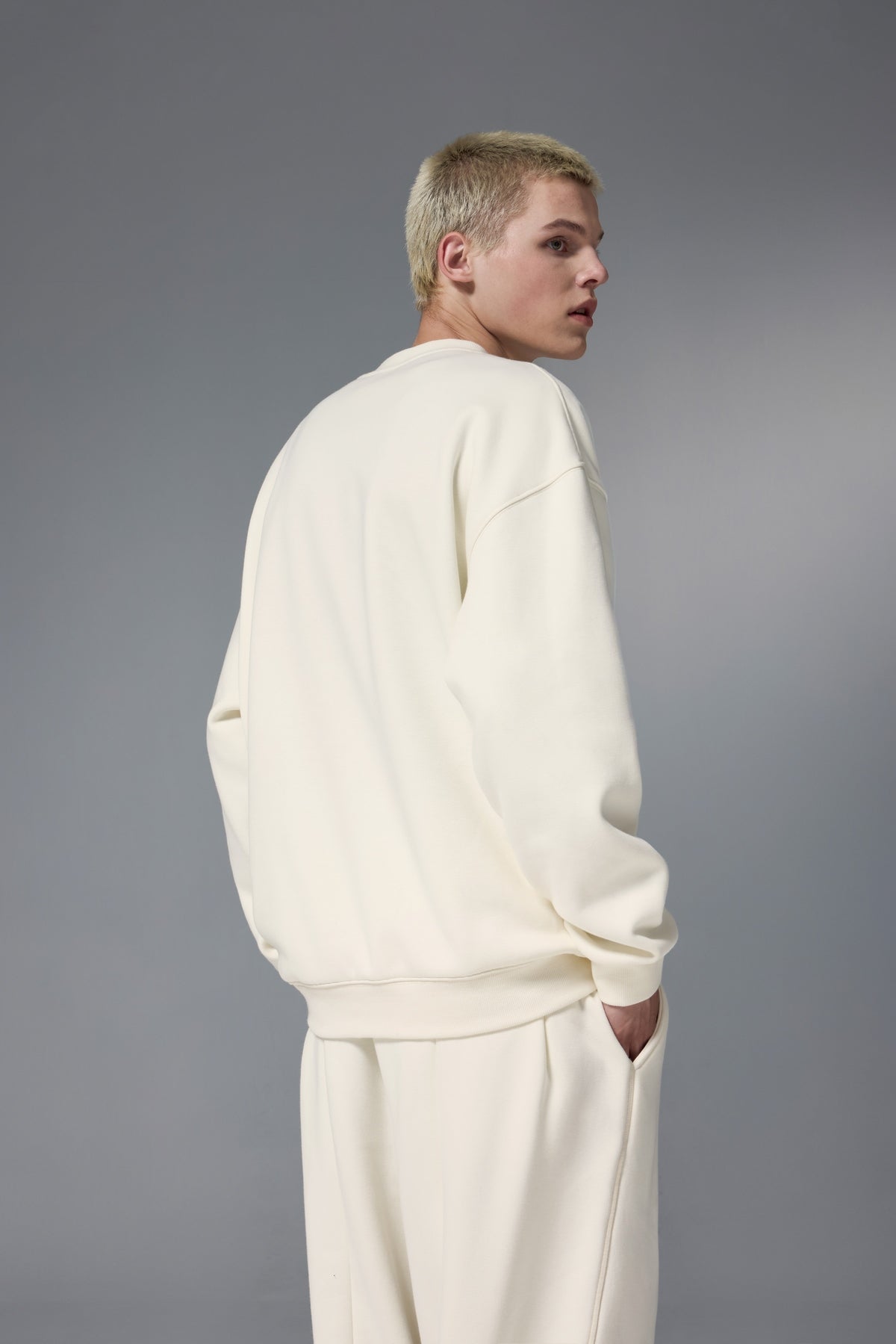 OLA FAN Soft Fleece Crewneck Sweatshirt Milk Tea White Male half-body