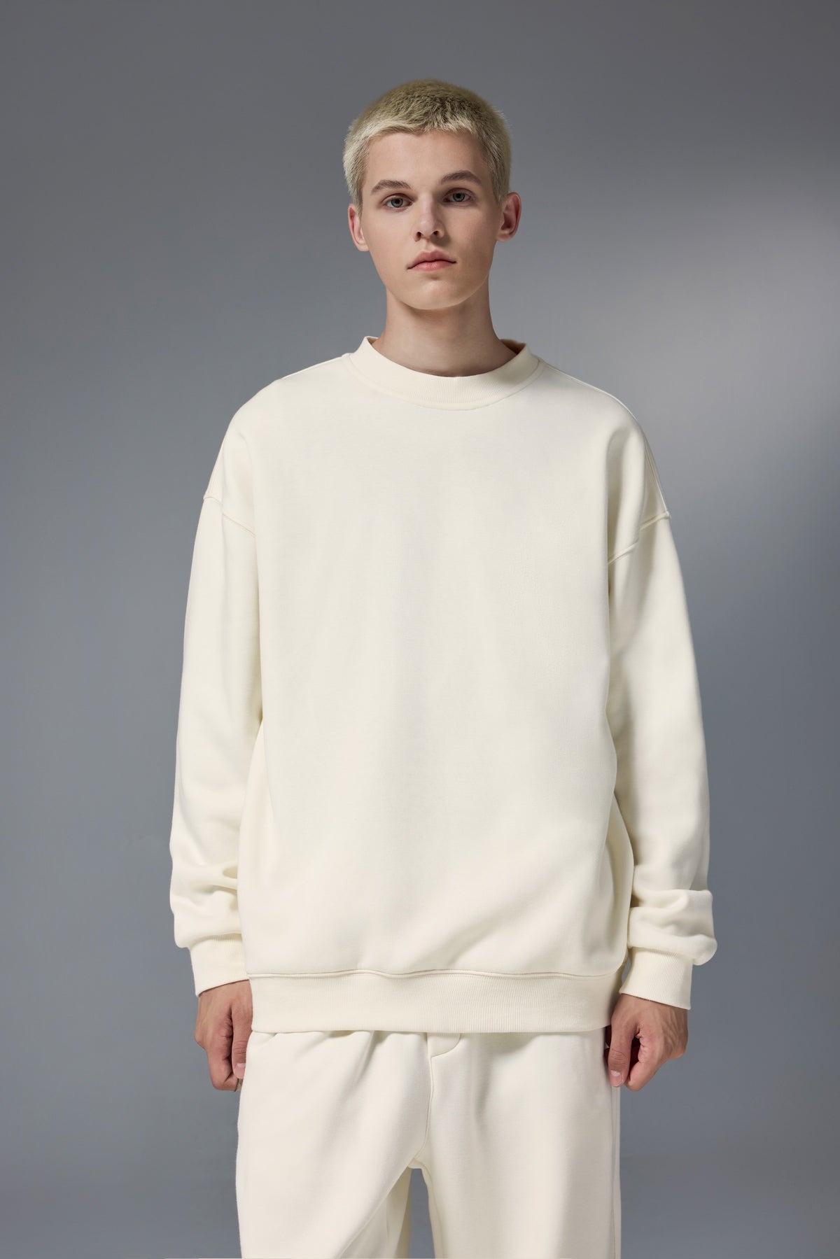 OLA FAN Soft Fleece Crewneck Sweatshirt Milk Tea White Male half-body